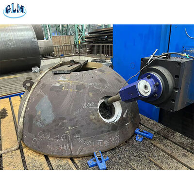 Após a formação da cabeça hemisférica, são perfurados buracos e o reforço é realizado de acordo com cálculos de pressão para garantir a resistência.